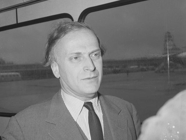 Yehudi Menuhin na letisku v Holandsku v roku 1965 počas svojej najväčšej slávy, zdroj: Wiki Media